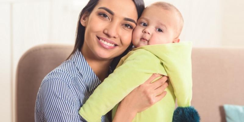 mujer con su bebé en brazos