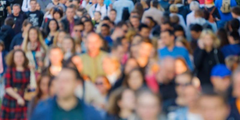 Una multitud de personas por la calle