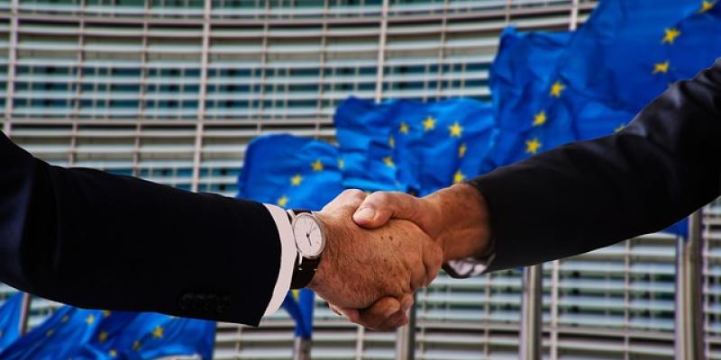 Manos de dos políticos 