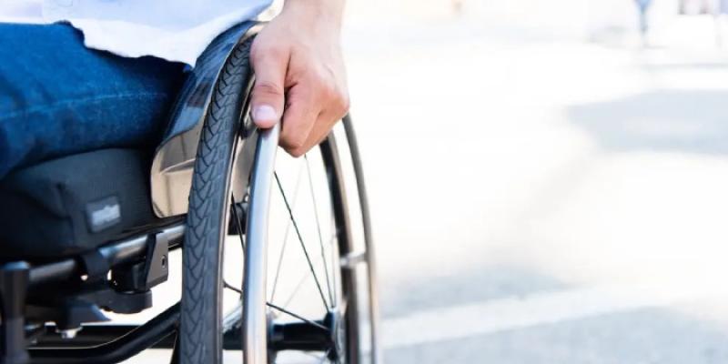 Una persona en silla de ruedas