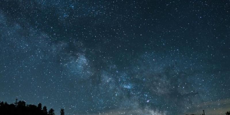 Un cielo con estrellas muy visibles