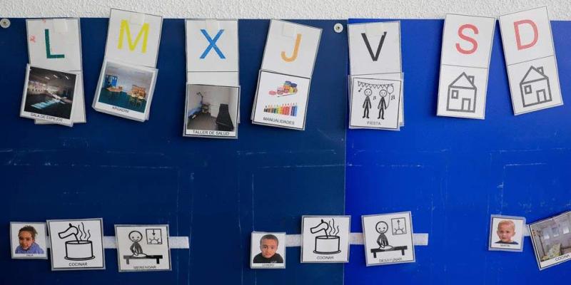 Imágenes de docentes y alumnos en el centro educativo 