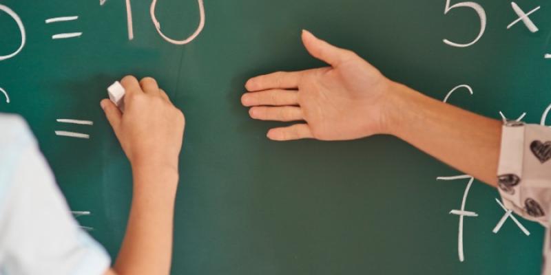 Una profesora explica a una alumna un problema