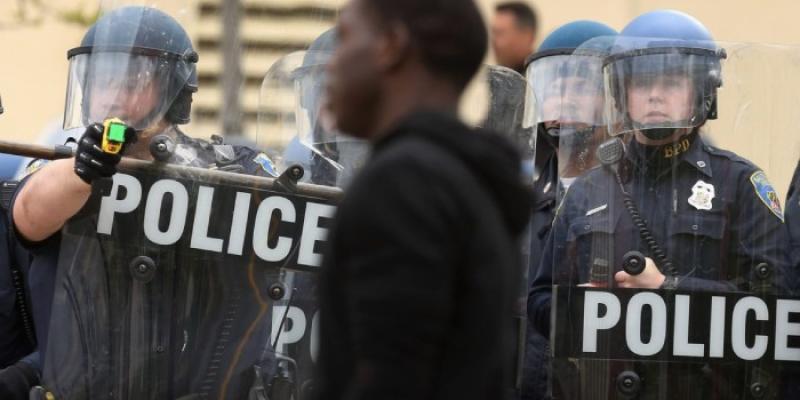Policías usando armas de descarga eléctrica 