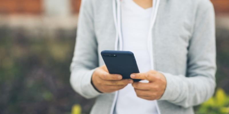 Joven con teléfono móvil 