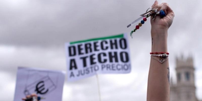 Manos de una persona en la manifestación por la Ley de Vivienda