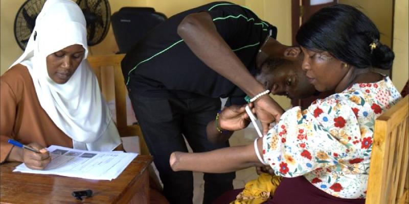 Jennifer, mujer amputada, en el laboratorio de Tanzania 