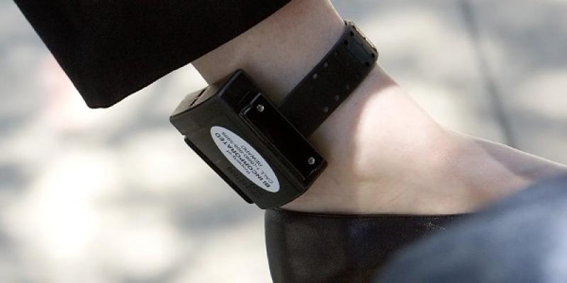 Pulsera antimaltrato en el pie de una mujer