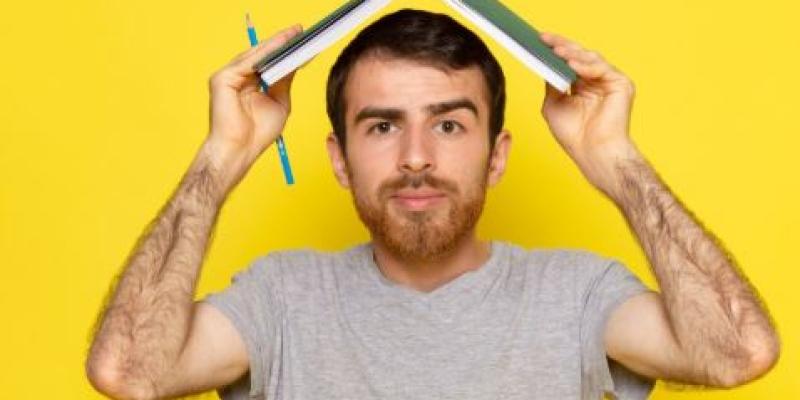 Chico con un libro en la cabeza