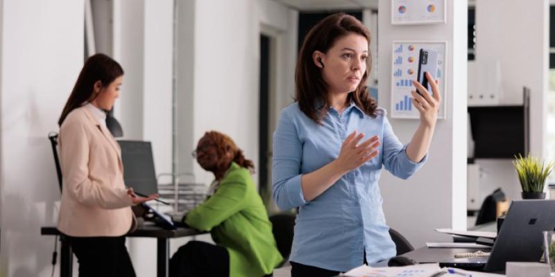 personas trabajando en una oficina