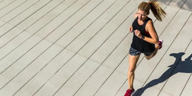 Una mujer corriendo