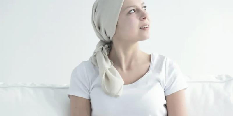 Chica en un tratamiento de quimioterapia con un pañuelo en la cabeza