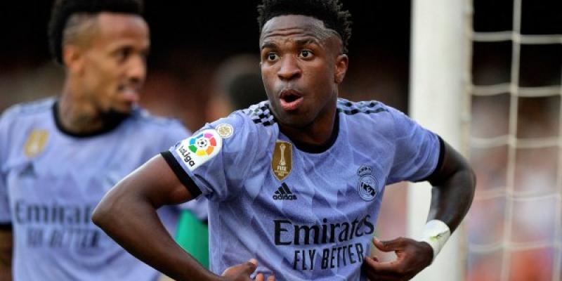 Vinicius indica al árbitro que le están llamando "mono".