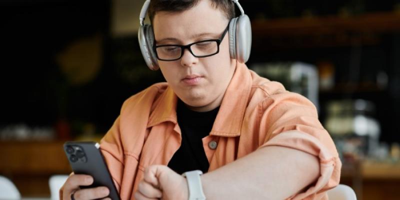 Imagen de una persona con síndrome de down teletrabajando