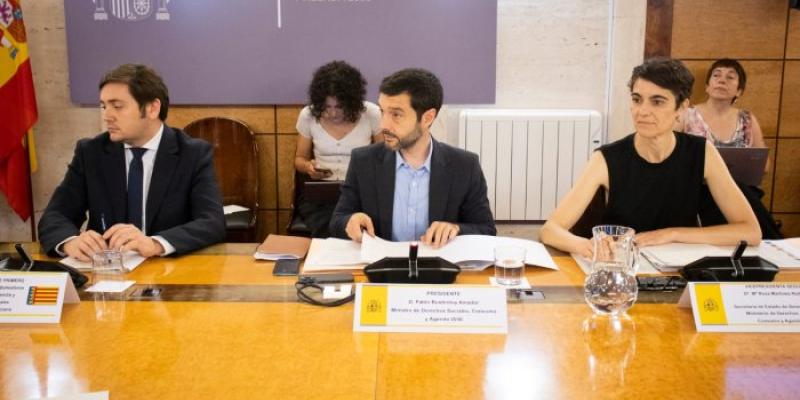 El ministro Pablo Bustinduy y la secretaria de Estado de Derechos Sociales, este jueves en el Consejo Territorial