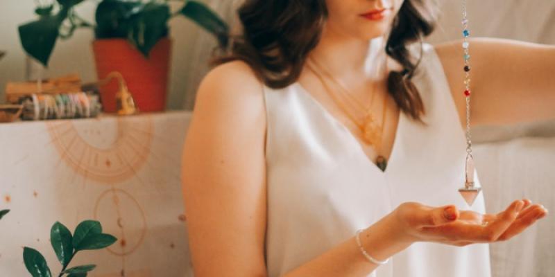 Chica con un péndulo