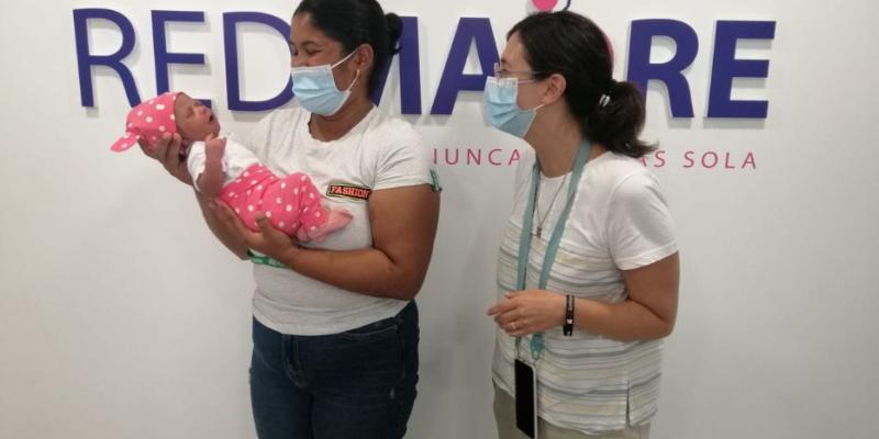 Una mujer embarazada recibiendo apoyo de RedMadre