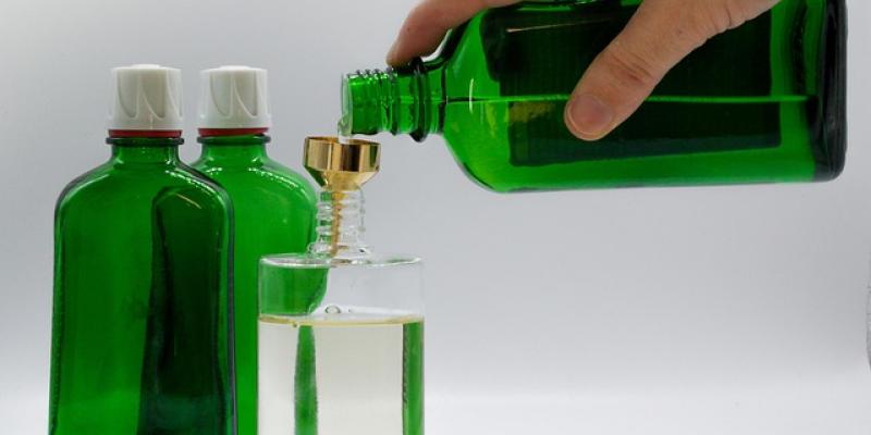 Alguien rellenando botellas 