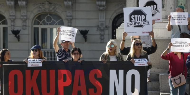 Manifestantes protestan ante el Congreso de los Diputados en Madrid en contra de los okupas