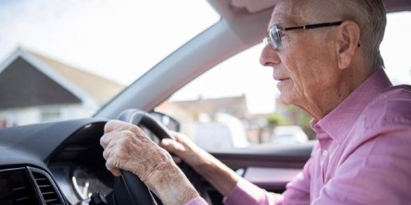 Un ejemplo de personas mayores conduciendo