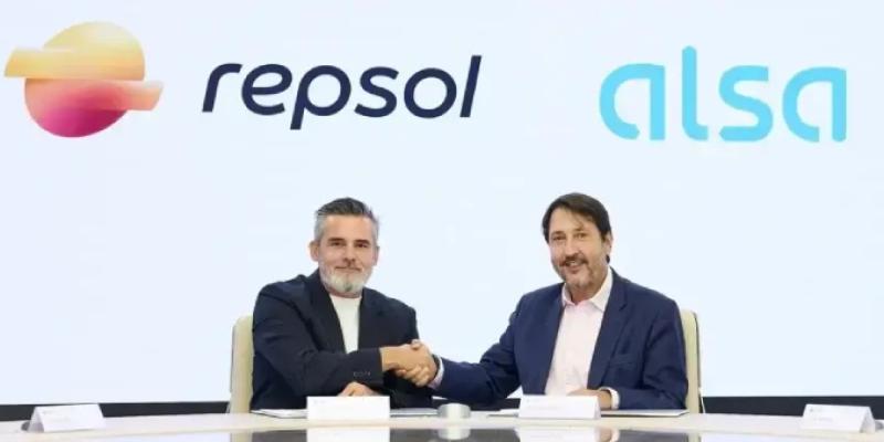 El Director General de Cliente de Repsol, Valero Marín y el CEO de Alsa, Francisco Iglesias en el acto de firma del acuerdo