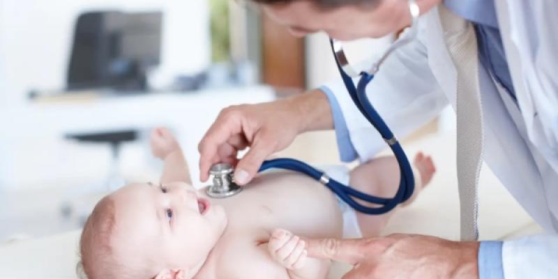 Bebé en la consulta de pediatría