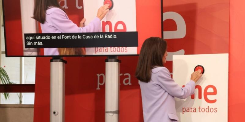 La Reina en el momento que pulsa el botón para que arranque RNE para todos’ 