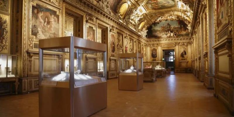 Imagen de archivo de la sala de Apolo del museo del Louvre de París. 