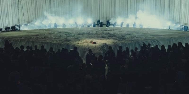 Imagen de Rosalía durante la audición de su nuevo disco, 'Lux', en el Museu Nacional d'Art de Catalunya (MNAC). 