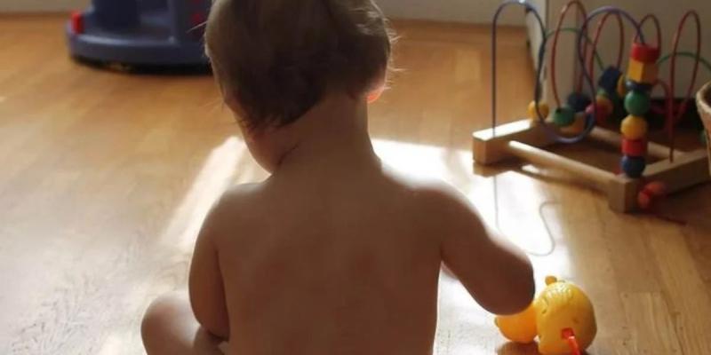 Niño con Síndrome de Kleefstra de espaldas