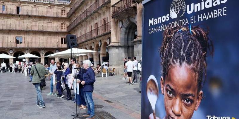 Voluntarios de Manos Unidas durante el 'abrazo' a la Plaza Mayor de Salamanca. 