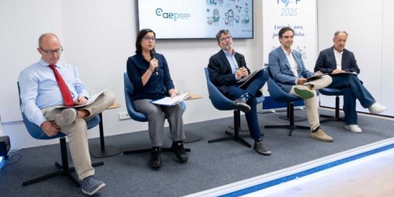 Los pediatras de la AEP durante su intervención en la presentación de su manifiesto