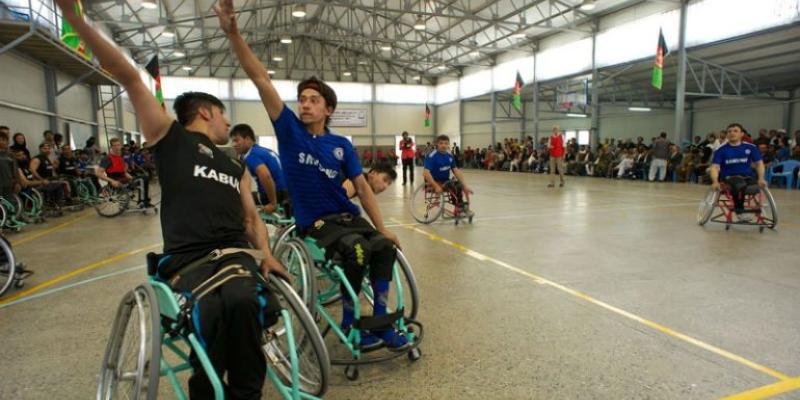 Deportistas con discapacidad jugando al baloncesto