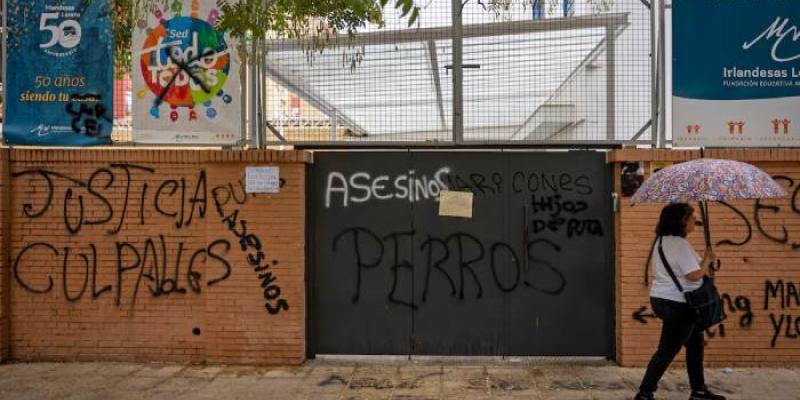 Pintadas en el colegio Irlandesas de Loreto de Sevilla pidiendo justicia para Sandra Peña