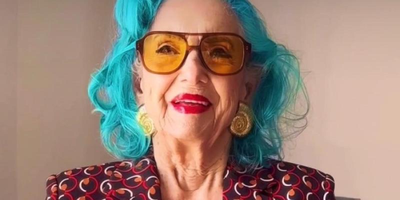 Sara, de 93 años, posa en su casa