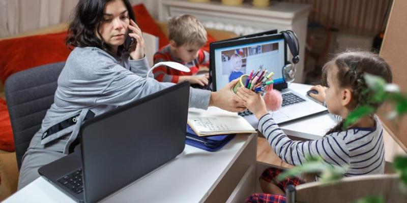 Madre teletrabajando con los niños en casa