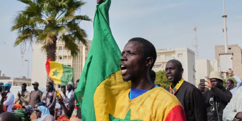 Un hombre en una protesta contra la comunidad LGTBI en Dakar 