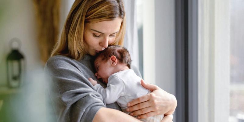 Madre con su bebé en brazos