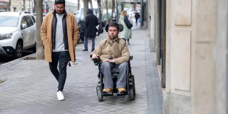 Recorrido con Sergio, usuario de silla de ruedas, por las calles de Chamberí, Madrid