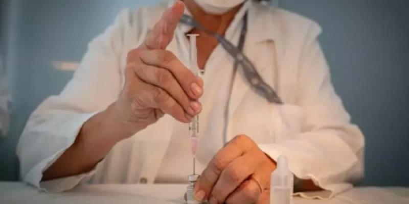 Una enfermera prepara la vacuna Pfizer-BioNtech contra el COVID-19.