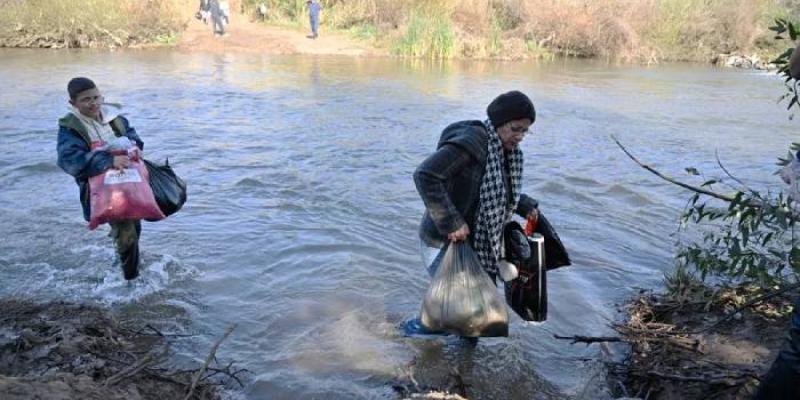 Refugiados sirios tras los choques entre Siria y Líbano llegando a Al Dahri 
