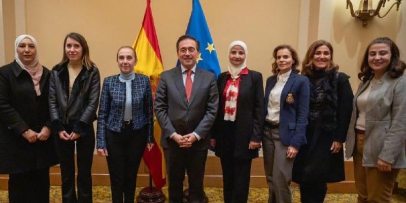 Albares en Damasco (Siria) en enero, tras un encuentro con mujeres representantes de la sociedad civil | Foto del MAEC