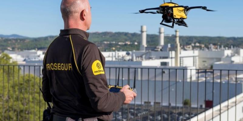 Vigilante de Prosegur con el sistema antidrones