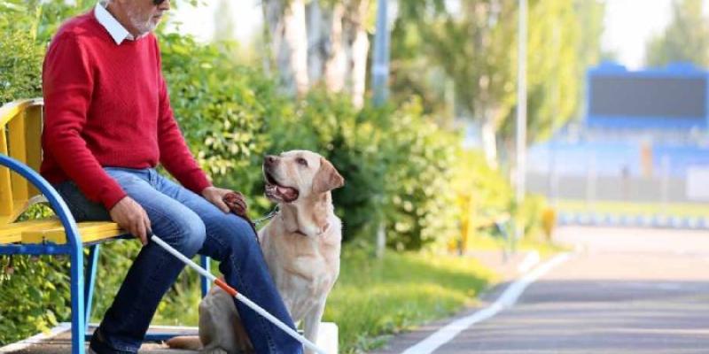 Hombre con discapacidad visual