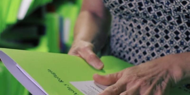 Una persona sujeta una carpeta de la Oficina de Asilo y Refugio