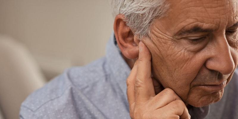 Persona mayor con sordera