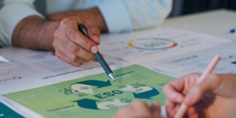 Manos de empresarios trabajando en papeles sotenibles