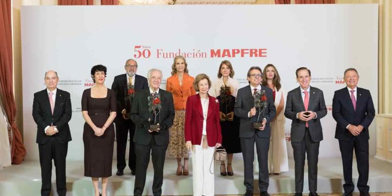Fila superior a inferior, de izq. a der.: Alejandro Izuzquiza, Premio Internacional de Seguros Julio Castelo Matrán; S.A.R. Doña Elena, Cesarina Fabián, directora de Habitat para la Humanidad; Elvira Vega, directora general de Fundación MAPFRE; José Manuel Inchausti, vicepresidente primero de Fundación MAPFRE; Elma Saiz, ministra de Inclusión, Seguridad Social y Migraciones de España; João Carlos Martins, Premio Social a Toda una Vida Profesional; Su Majestad Dª Sofía; Juan Manuel Buergo, residente general 
