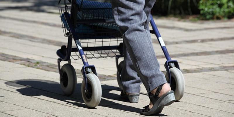 Persona mayor con el andador