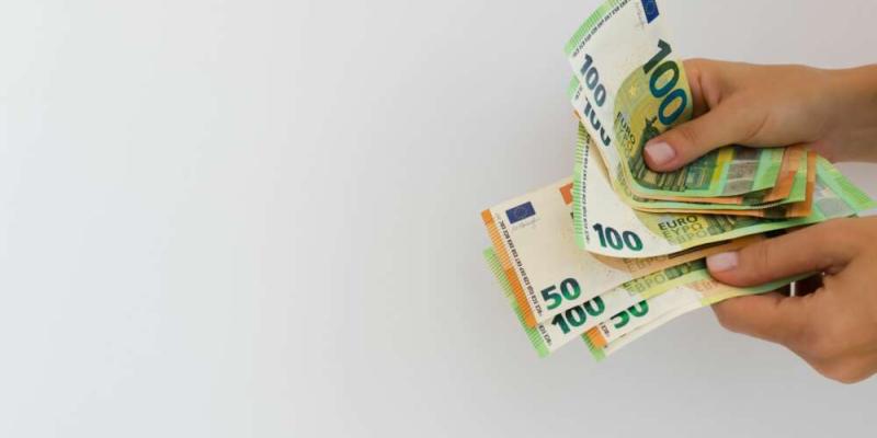 Mano de una persona sujetando billetes de euro haciendo referencia a la subida de sueldo de los funcionarios